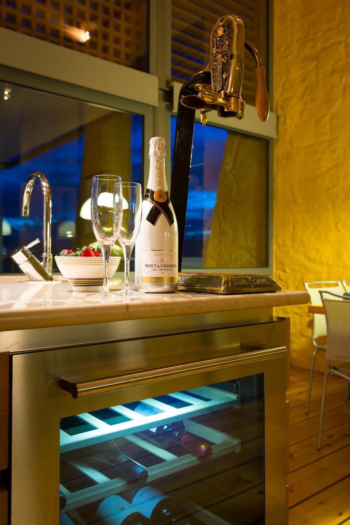 Beachfront Ravdoucha Epavlis Eleni Villa - Pool, Hot Tub, Gym, Sauna, Private Parking, Wifi La Canea Esterno foto