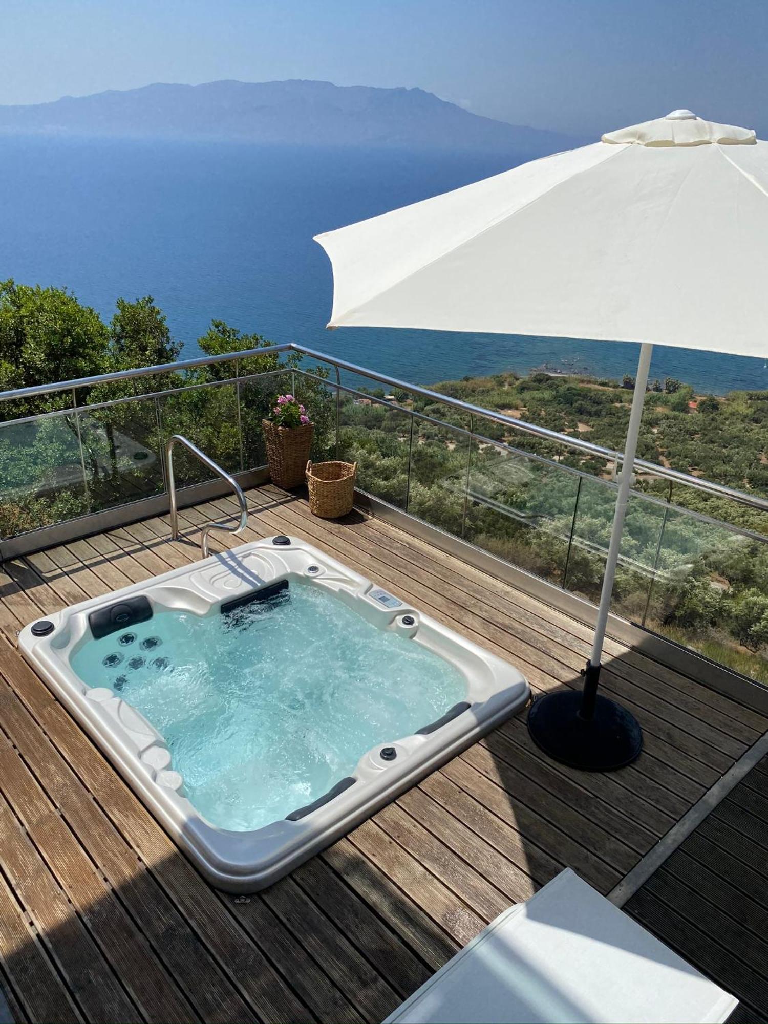 Beachfront Ravdoucha Epavlis Eleni Villa - Pool, Hot Tub, Gym, Sauna, Private Parking, Wifi La Canea Esterno foto