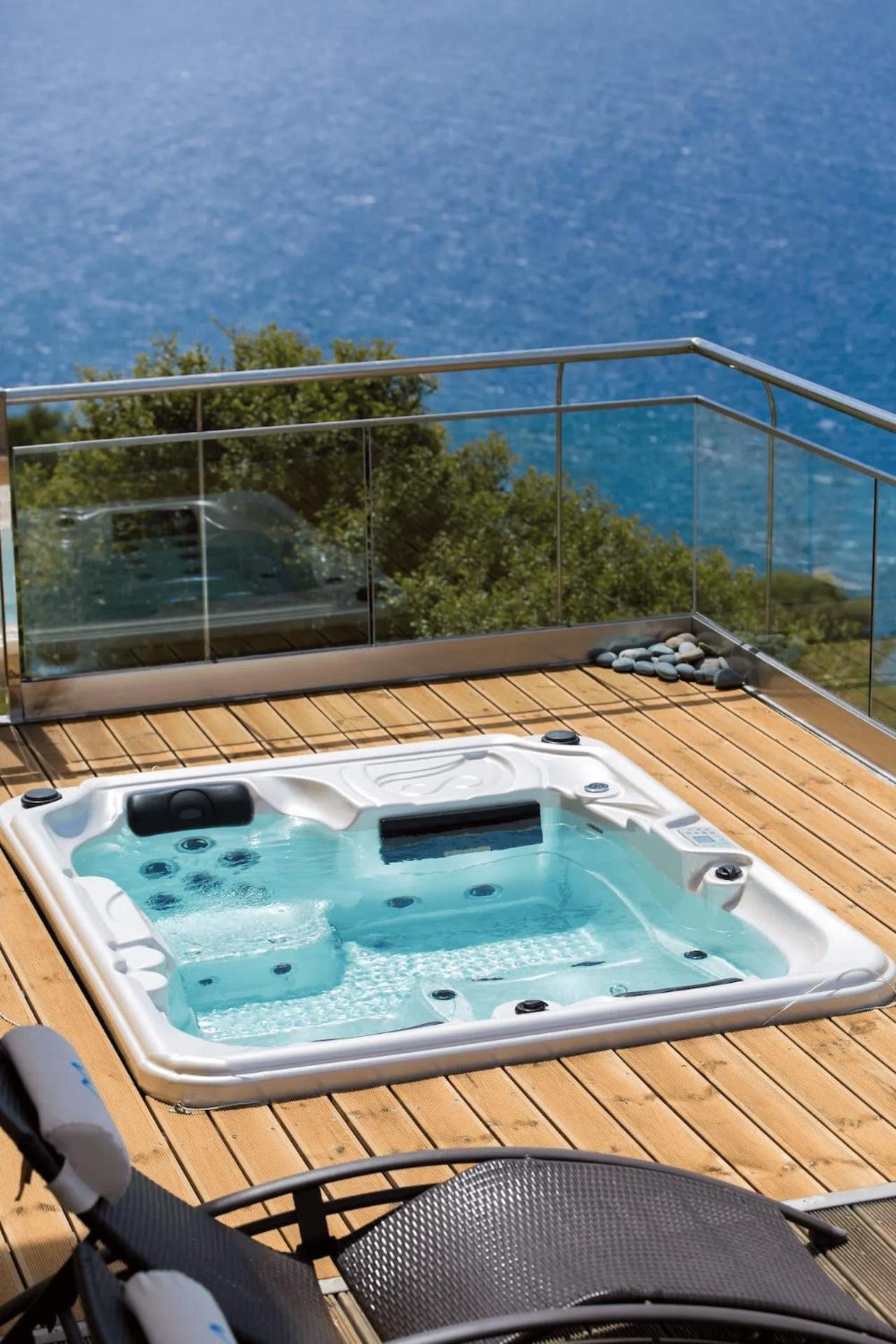 Beachfront Ravdoucha Epavlis Eleni Villa - Pool, Hot Tub, Gym, Sauna, Private Parking, Wifi La Canea Esterno foto